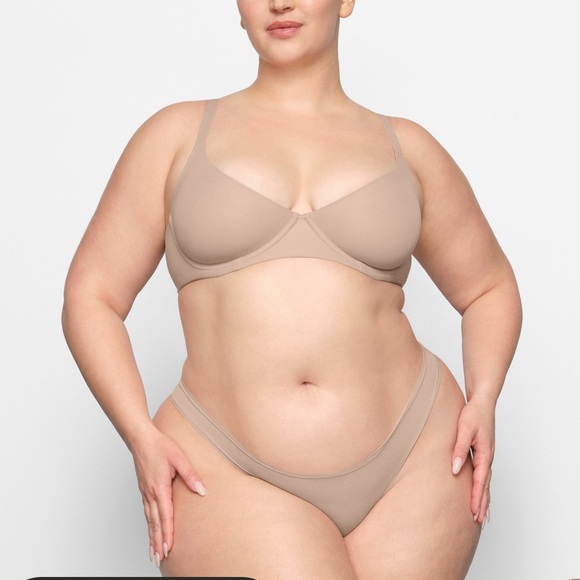 SKIMS FITS EVERYBODY
UNLINED DEMI BRA - Picture 2 of 10